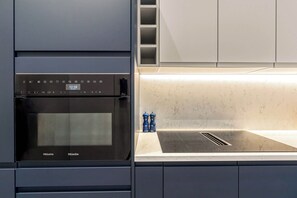 Geladeira, micro-ondas, fogão, cooktop