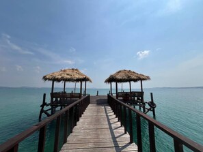 On the beach, white sand, snorkeling, beach volleyball - Mad Monkey Koh Sdach (Kiri Sakor)