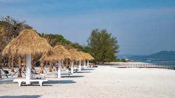 Di pantai, pasir putih, snorkeling, dan voli pantai