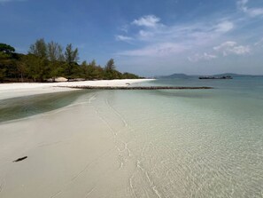 On the beach, white sand, snorkeling, beach volleyball - Mad Monkey Koh Sdach (Kiri Sakor)