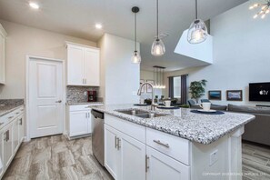 Fridge, microwave, oven, stovetop - Chic Home, Themed Bedrooms, Game Room, Best Spot (Kissimmee)