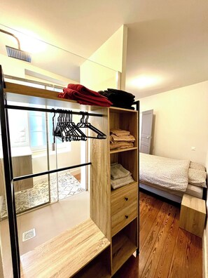 1 slaapkamer, een strijkplank/strijkijzer, internet, beddengoed