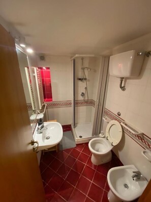 A bathroom with a shower, toilet, and two sinks. - Dimora Tribunali in the heart of historical center and 300 mt from metro (Napoli)