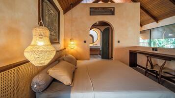 Vil·la Deluxe, piscina privada, vistes a la piscina | 1 dormitori, planxa i posts de planxar, wifi gratuïta i roba de llit