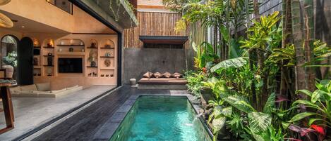 Una piscina al aire libre, camas de piscina gratis