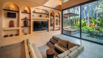 Vil·la Deluxe, piscina privada, vistes a la piscina | Sala d'estar | Televisor intel·ligent de 32 polzades amb canals digitals