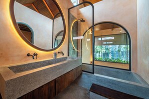 Villa Deluxe - privat pool - utsikt mot poolen | Djupt badkar
