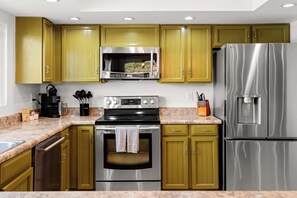 Kjøleskap, mikrobølgeovn, ovn og kokeplater