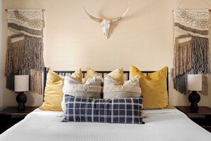 5 soverom, skrivebord, strykejern/-brett og reiseseng for barn