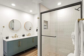 Douche, séchoir à cheveux, serviettes fournies