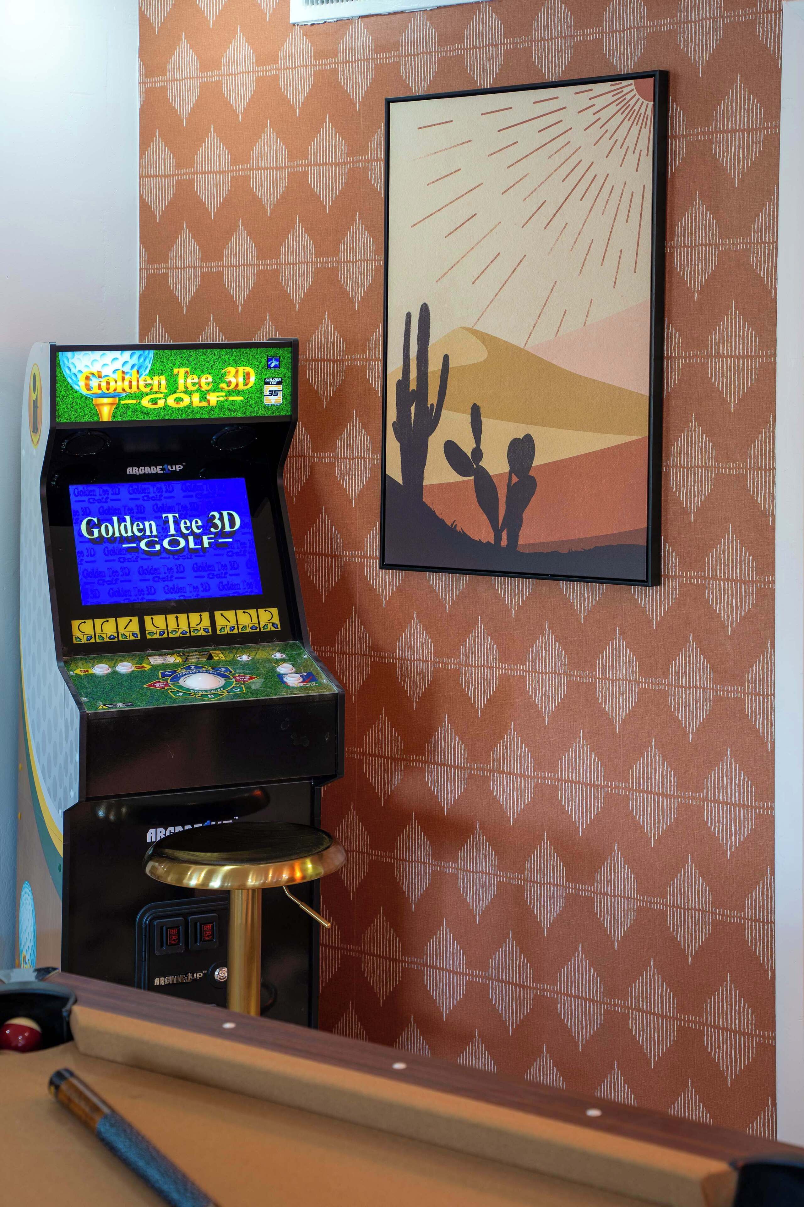 A 3D golf arcade game titled "Golden Tee 3D Golf" with a desert-themed mural in the background.