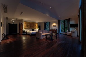 Kamar Double Deluks, pemandangan gunung | Brankas, meja kerja, ruang kerja ramah laptop, dan tirai kedap cahaya