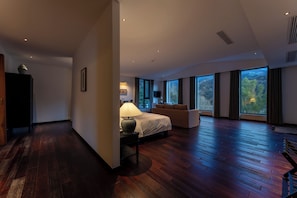 Habitación doble Deluxe, vista a la montaña | Caja de seguridad en la habitación y escritorio 