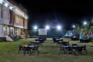 Outdoor dining - Hotel Hill View (Dehradun)