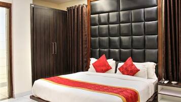 Comfort Studio Suite | Desk, laptop workspace, free WiFi