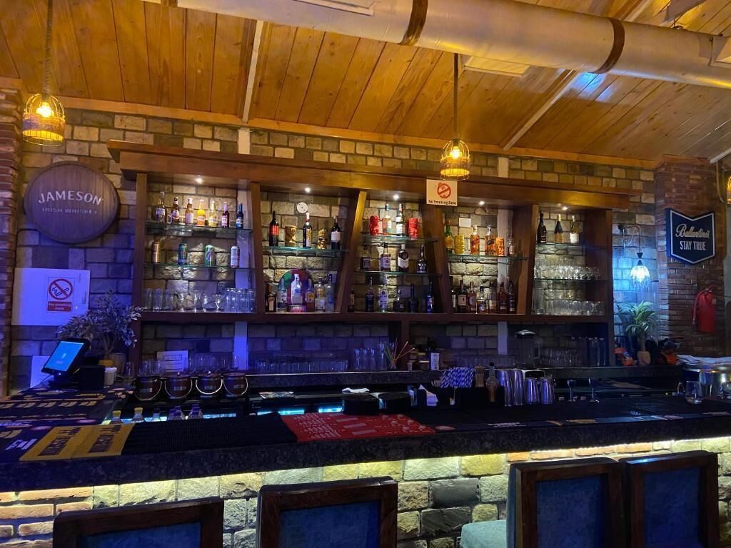 Bar (trong khuôn viên)