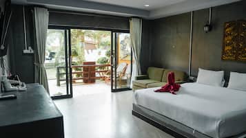 Chambre Deluxe, balcon, vue jardin | Coffres-forts dans les chambres, bureau