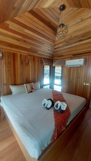 Tropical Cottage | Caja de seguridad en la habitación y escritorio