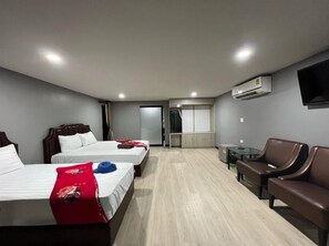 1 habitación, caja de seguridad en la habitación y escritorio 