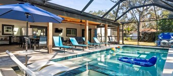 Luxurious 6B / 6.5Bath in Temple Terrace | Screened Heated Pool I Sleeps 16