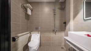 Een moderne badkamer met toilet, douche en bad.