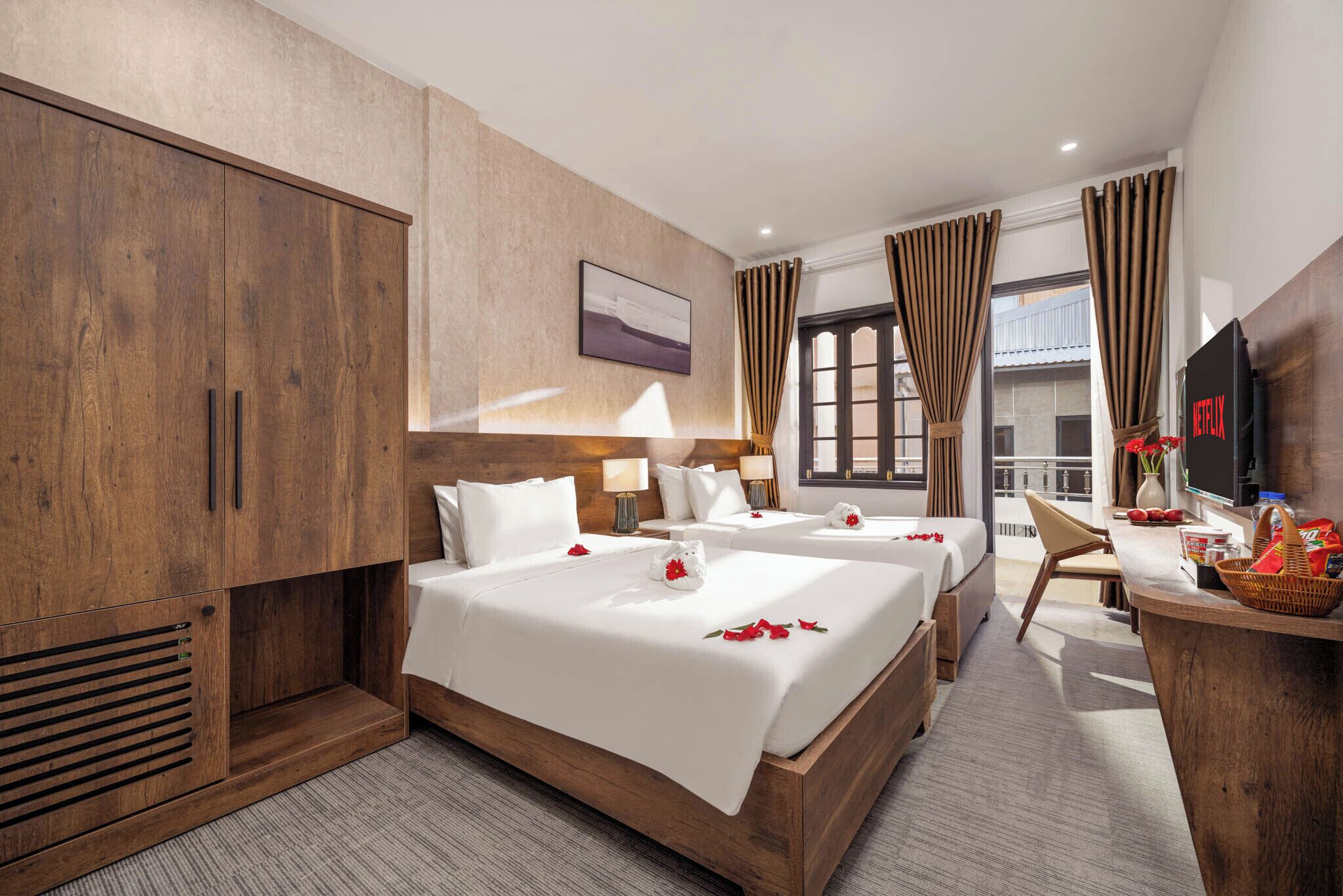 Deluxe Double or Twin Room, City View | Desk, blackout drapes, soundproofing, iron/ironing board