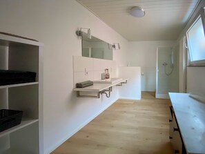 Suihku, hiustenkuivaaja, pyyhkeet, vessapaperi