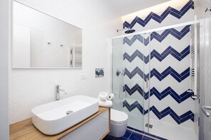 Bruser, hårtørrer, bidet, håndklæder