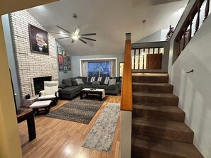 Smart TV, video games, DVD player, books - 3-bedroom house in tranquil Albuquerque with cozy vibes and fire pit. (Albuquerque)