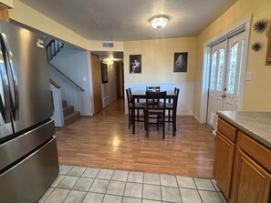 Dining - 3-bedroom house in tranquil Albuquerque with cozy vibes and fire pit. (Albuquerque)