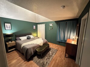 3 bedrooms, iron/ironing board, free WiFi, bed sheets - 3-bedroom house in tranquil Albuquerque with cozy vibes and fire pit. (Albuquerque)