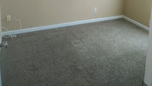 A room with beige walls, a white baseboard, a ceiling vent, and a carpeted floor. - Reserve your very clean,quiet 3/2 mobile home in West San Antonio w/AC, WiFi (San Antonio)