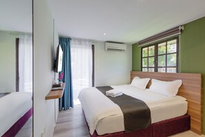 Deluxe Double Room | Desk, blackout drapes, iron/ironing board, free WiFi