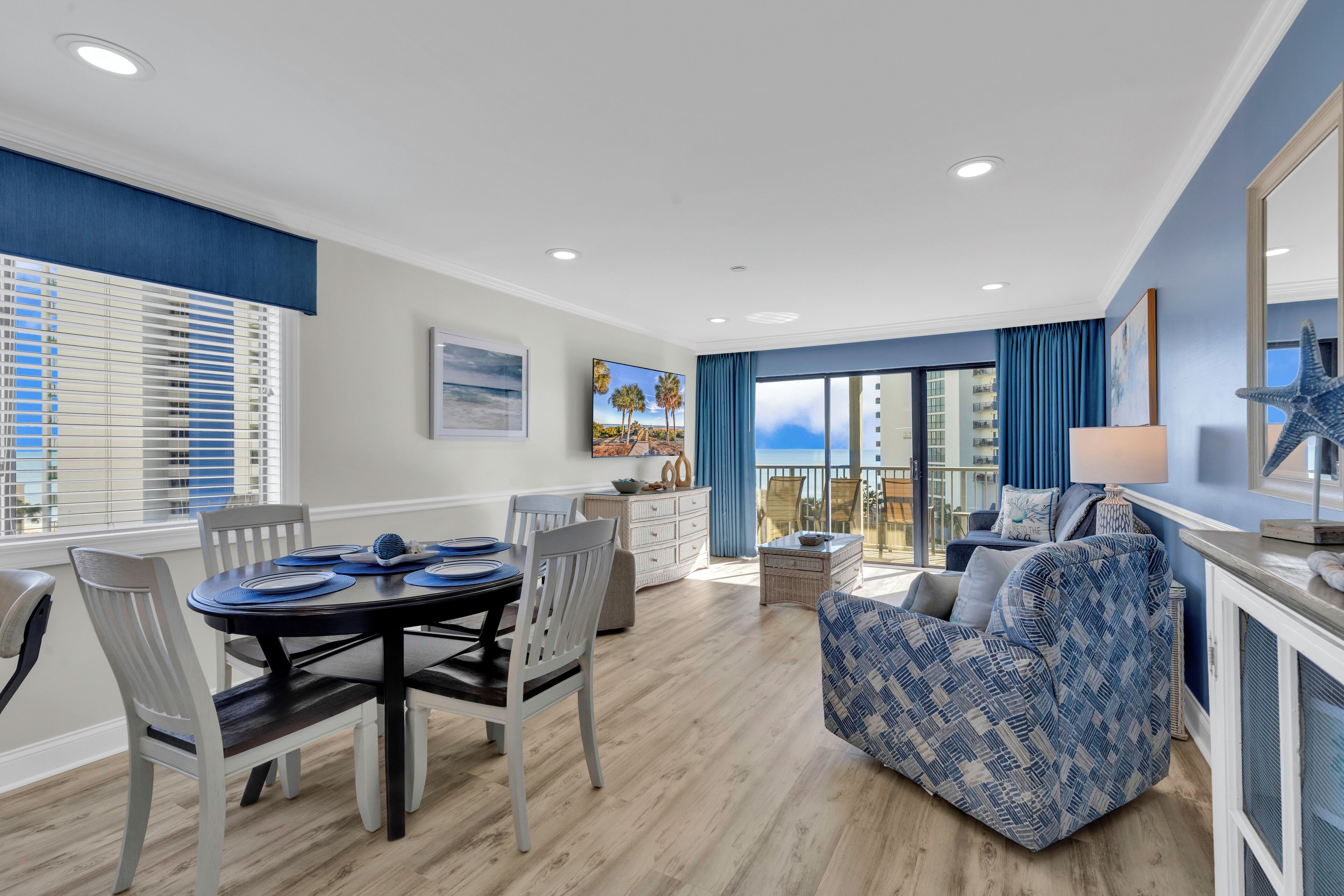 Signature-Apartment, 1 Schlafzimmer, Balkon, Stadtblick | Essbereich im Zimmer