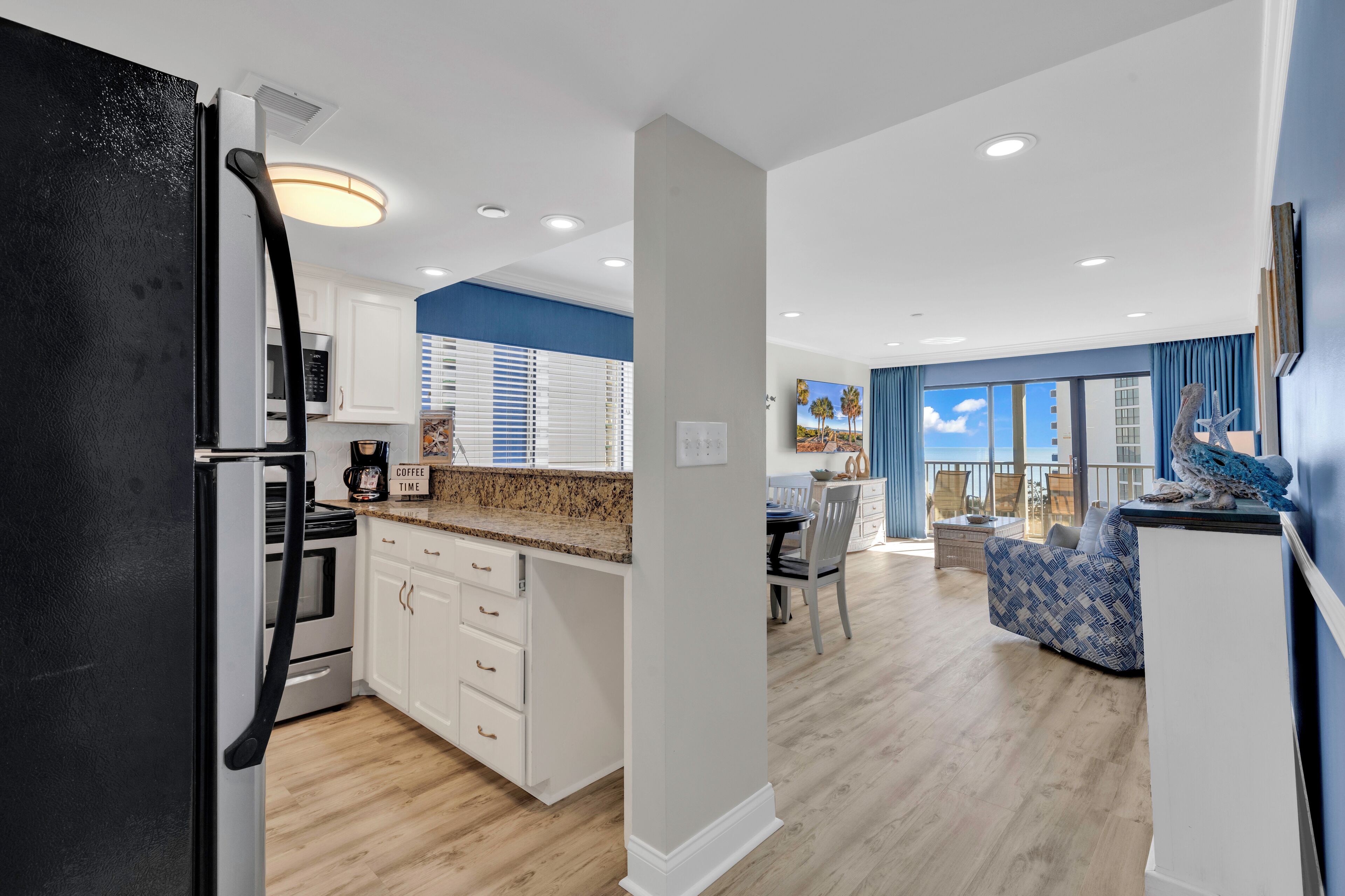 Signature Condo, 1 Bedroom, Balcony, City View | Private kitchen | Fridge, microwave, oven, stovetop