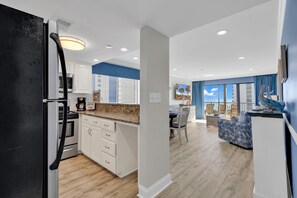 시그니처 콘도, 침실 1개, 발코니, 시내 전망 | 전용 주방 | 냉장고, 전자레인지, 오븐, 쿡탑