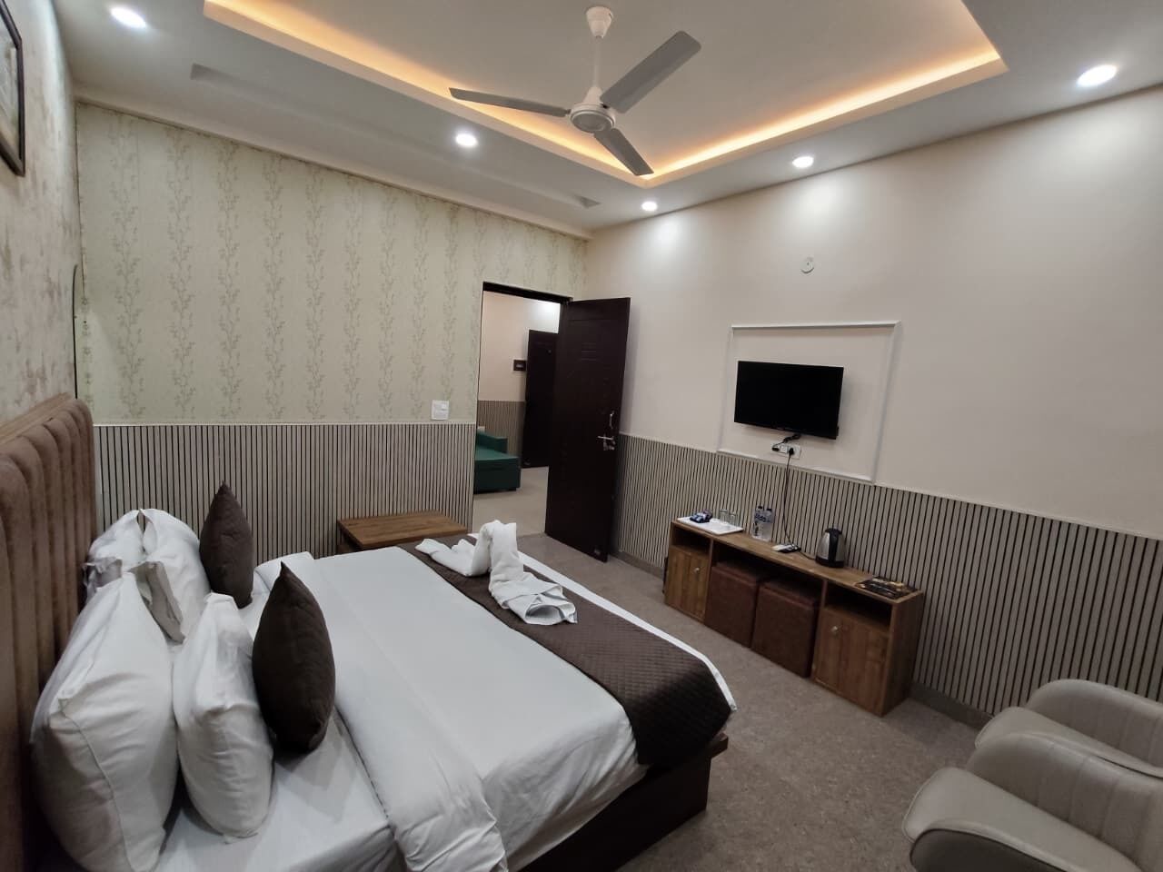 مكتب ومساحة عمل للكمبيوتر المحمول وتجهيزات عازلة للصوت ومكواة/لوح كي