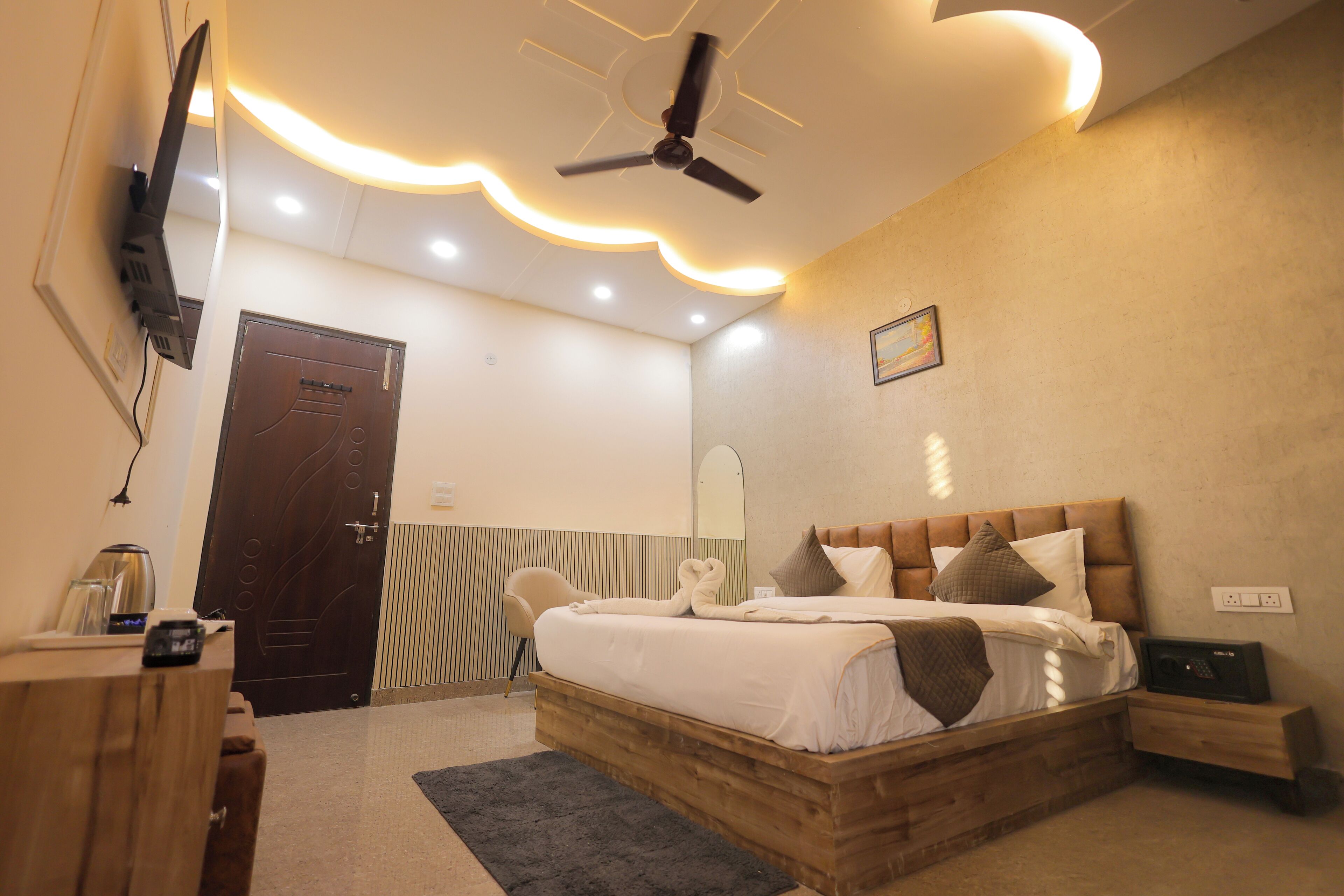 Superior Suite, Non Smoking, Private Bathroom | Desk, laptop workspace, soundproofing, iron/ironing board