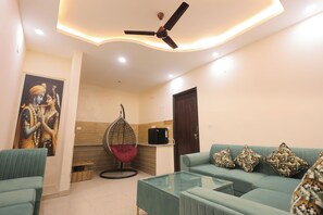 Superior Suite, Non Smoking, Private Bathroom | 1 bedroom, desk, laptop workspace, soundproofing