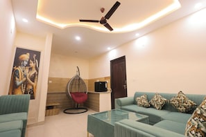 Superior Suite, Non Smoking, Private Bathroom | 1 bedroom, desk, laptop workspace, soundproofing
