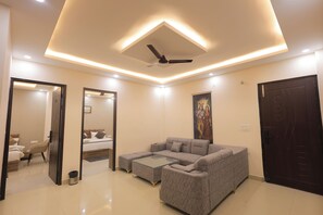 Family Suite, Non Smoking | Desk, laptop workspace, soundproofing, iron/ironing board