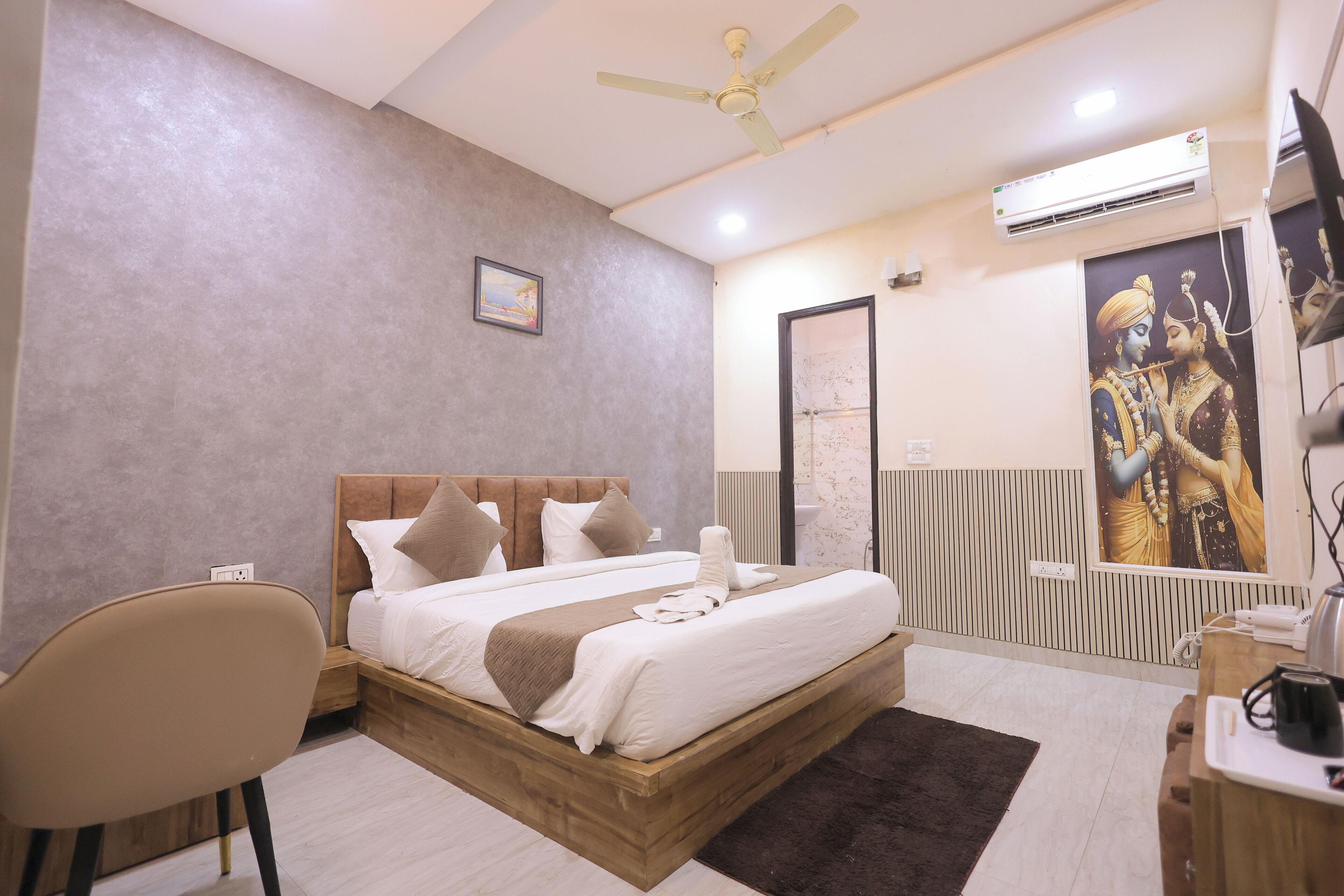 Deluxe Double Room, Non Smoking, Private Bathroom | Desk, laptop workspace, soundproofing, iron/ironing board