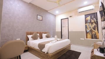 Deluxe Double Room, Non Smoking, Private Bathroom | 1 bedroom, desk, laptop workspace, soundproofing