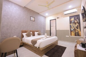 Deluxe Double Room, Non Smoking, Private Bathroom | Desk, laptop workspace, soundproofing, iron/ironing board