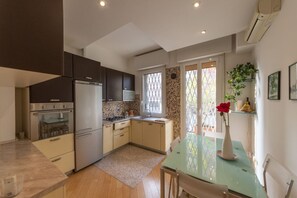 Fridge, oven, stovetop, dishwasher