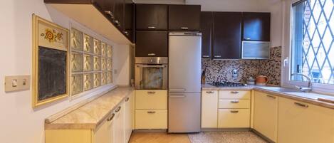 Een koelkast, een oven, een kookplaat, een vaatwasser