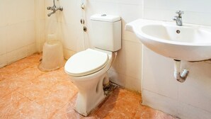 Un baño con inodoro, lavamanos y ducha.