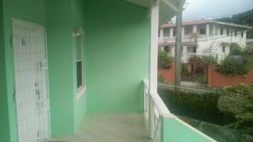 Deluxe-Apartment, Blick auf den Jachthafen | Terrasse/Patio