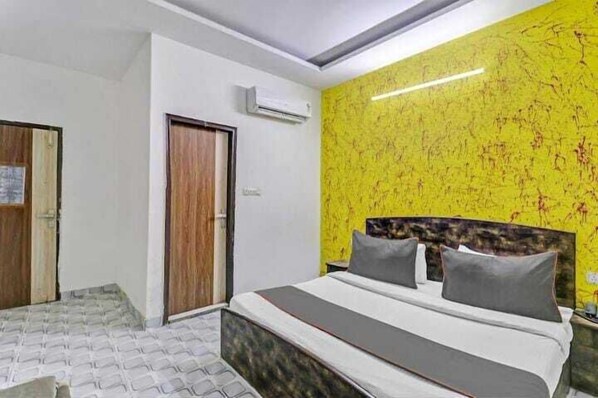 Habitación clásica doble, vistas a la ciudad | Escritorio, wifi gratis, ropa de cama