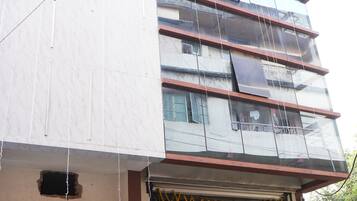 Vista frontal de la propiedad